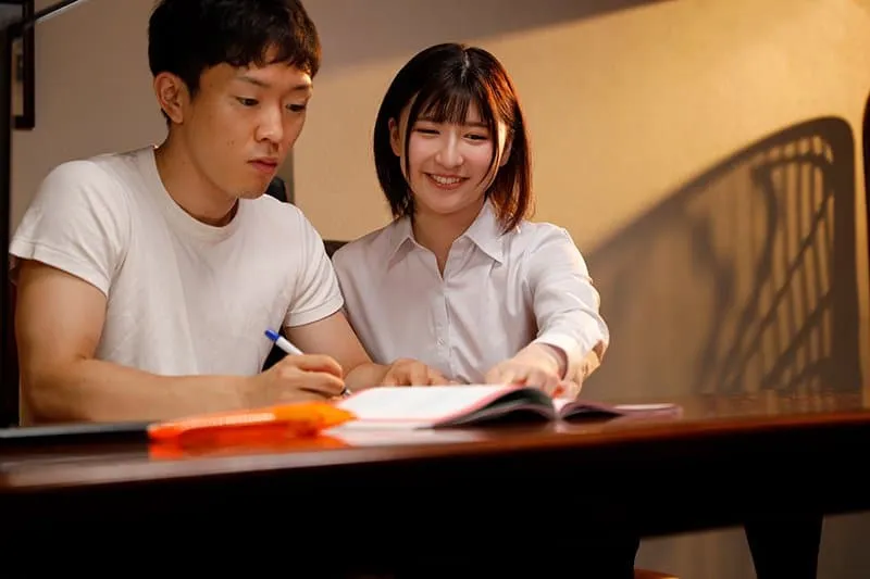 Nữ gia sư bị gài bẫy biến thành cục vàng tình dục cho gia đình biến thái